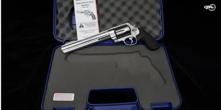Picture of a Smith & Wesson 500 in a case