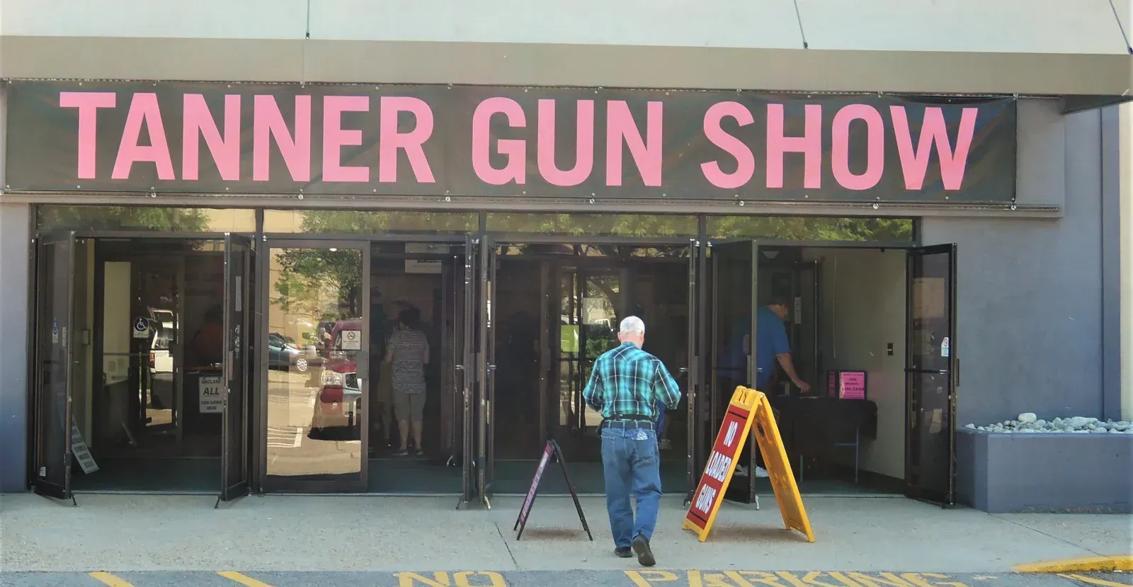 The entrance to Tanner Gun Show